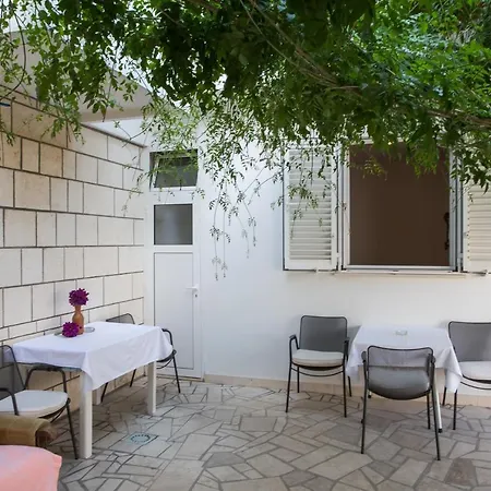 Πανσιόν Ljubica 3*